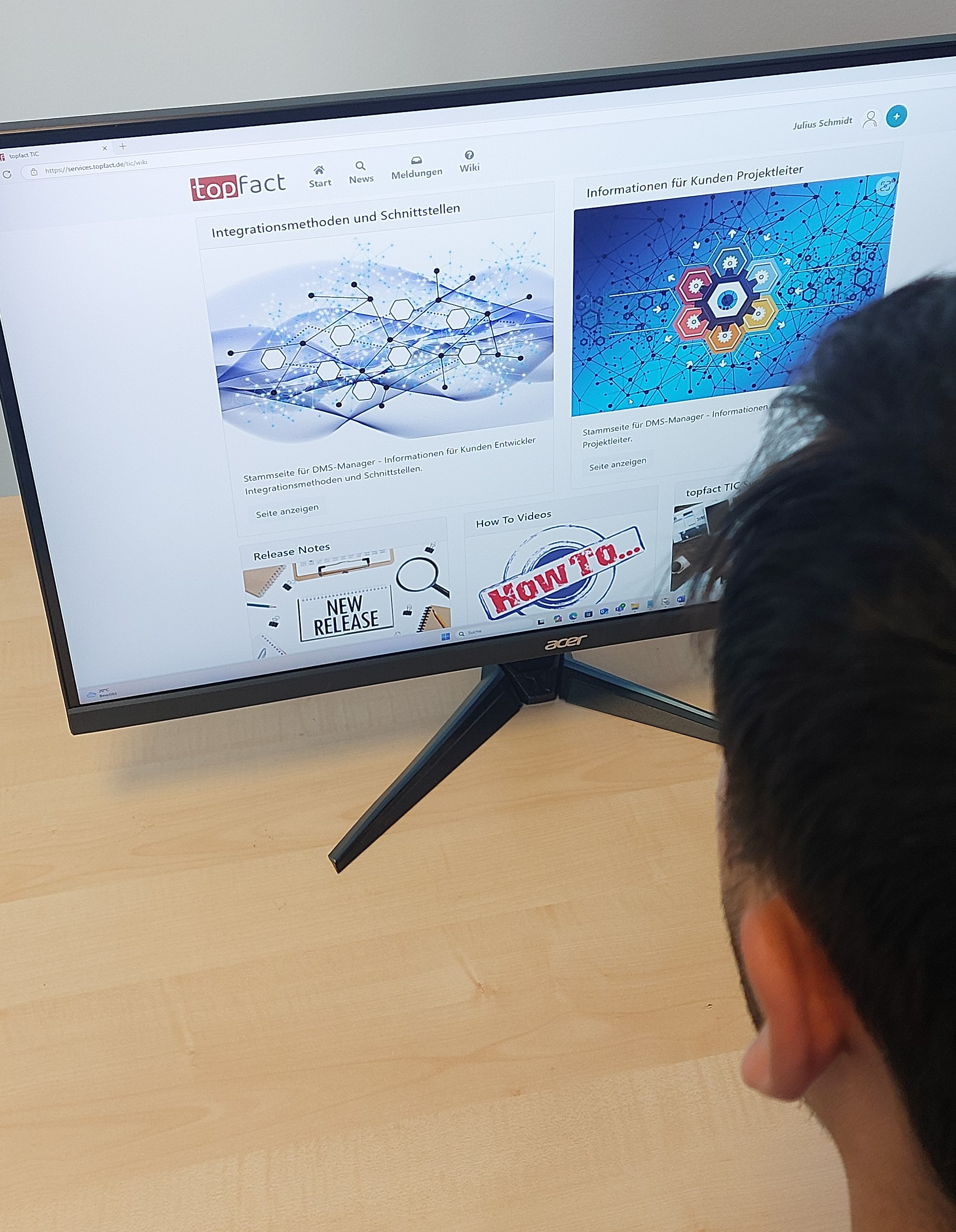 Mitarbeiter aus dem IT-Support bei Verwendung des TIC-Portals