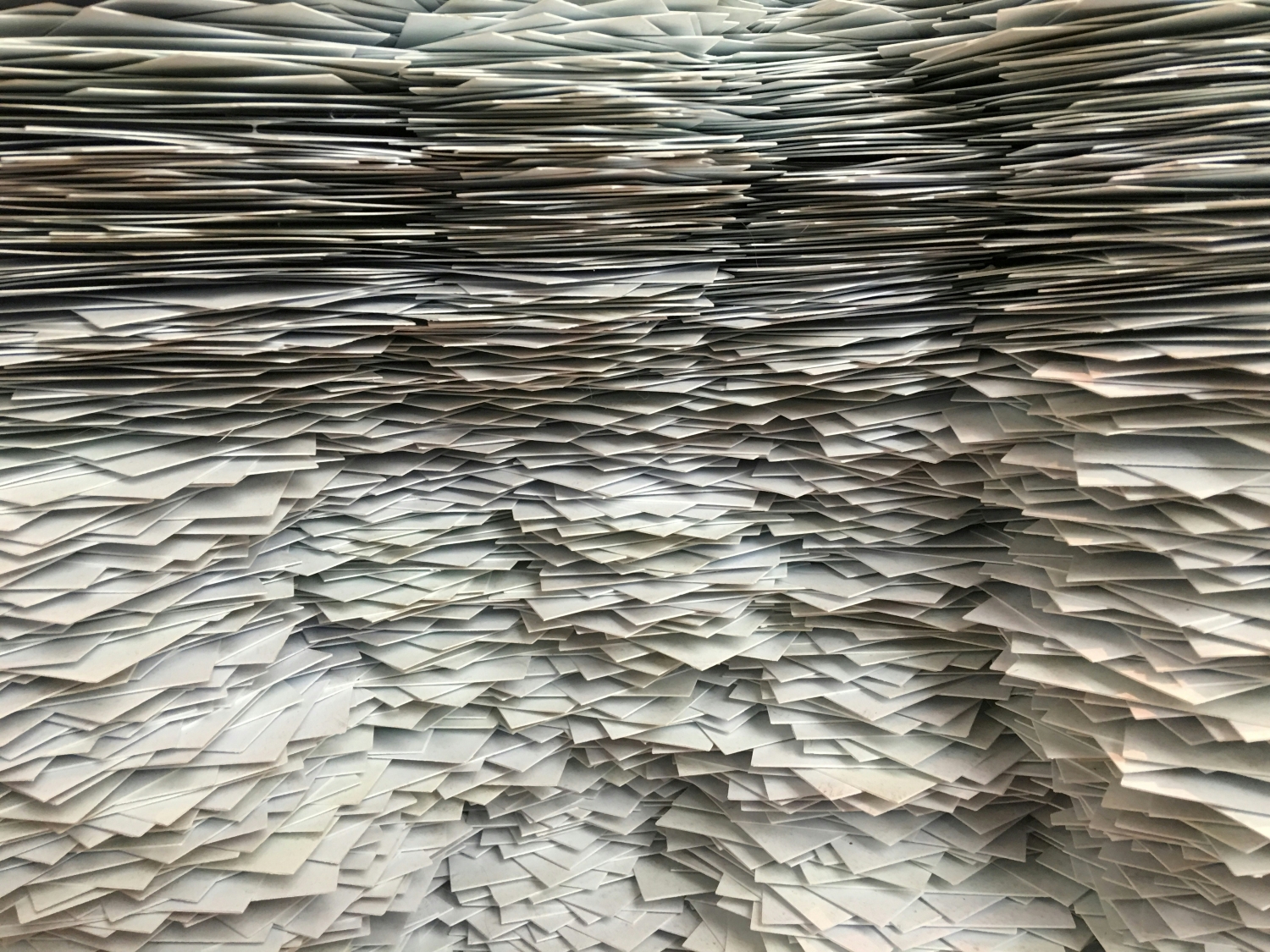 Ein chaotischer Papierstapel als Sinnbild für analoge Dokumentenverwaltung